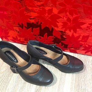Michelle D Navy blue Mary Jane Heels size 9.5 M